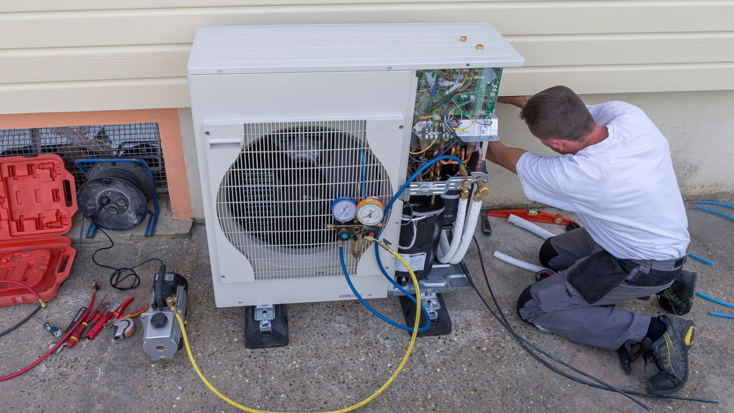 https://img.hpac.com/files/base/ebm/hpac/image/2023/08/WEB_Heat_Pump_Installation_JPC_PROD_shutterstock_1173018025_1500x844.64ef88f3a00f2.png?auto=format%2Ccompress&w=320